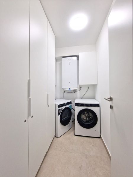 CHORVÁTSKO - Zariadený 3 izbový byt - PRIVLAKA, ZADAR - Práčovňa s práčkou, sušičkou a bielymi skriňami v 3-izbovom byte.