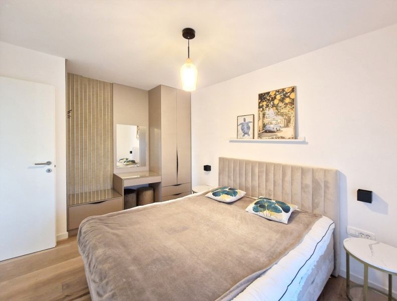 CHORVÁTSKO - Zariadený 3 izbový byt - PRIVLAKA, ZADAR - Spálňa v 3-izbovom byte s podlahou s dreveným dekorom a závesným osvetlením.