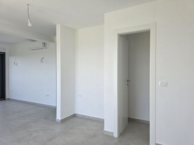 CHORVÁTSKO - Apartmán so záhradou 270 m2 - PRIVLAKA - Biela miestnosť v 4-izbovom byte s klimatizáciou a keramickou podlahou.