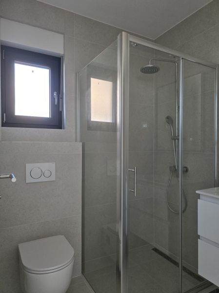 CHORVÁTSKO - Apartmán so záhradou 270 m2 - PRIVLAKA - Kúpeľňa s preskleným sprchovým kútom a WC v 4-izbovom byte.
