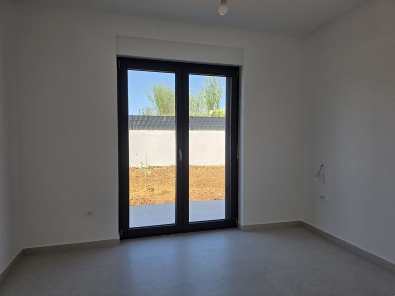 CHORVÁTSKO - Apartmán so záhradou 270 m2 - PRIVLAKA - Izba v 4-izbovom byte s veľkým oknom a dlažbou na podlahe.