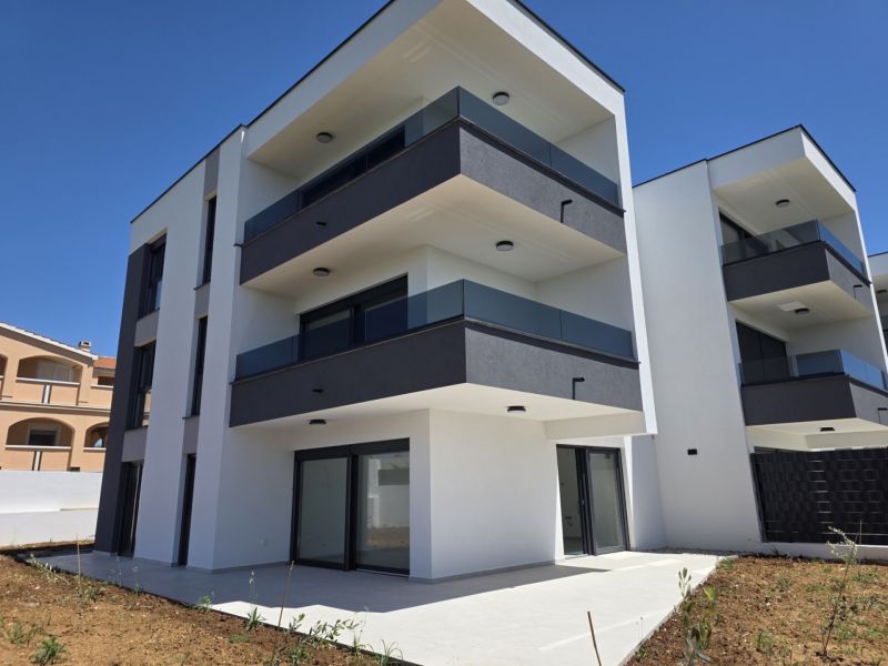 CHORVÁTSKO - Apartmán so záhradou 270 m2 - PRIVLAKA - Exteriér 4-izbového bytu v Privlake so záhradou a balkónom.
