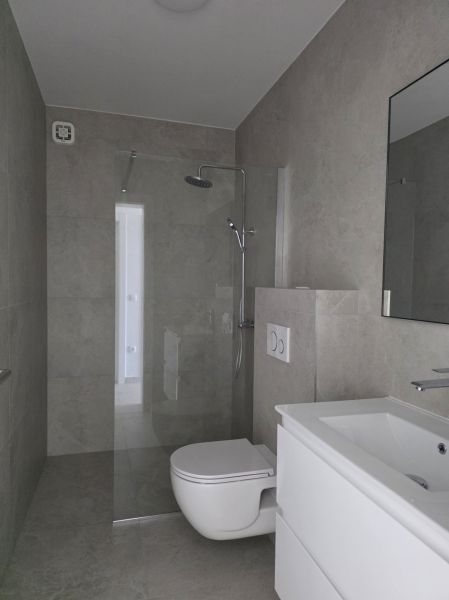 CHORVÁTSKO - Apartmán so záhradou 270 m2 - PRIVLAKA - Kúpeľňa so sprchovým kútom, umývadlom a WC v 4-izbovom byte.