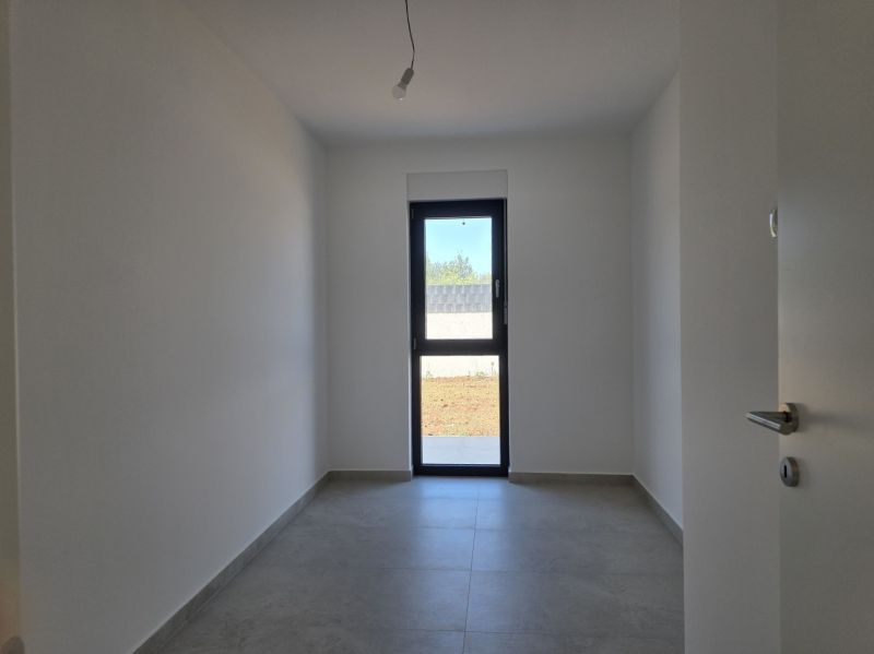 CHORVÁTSKO - Apartmán so záhradou 270 m2 - PRIVLAKA - Jednoduchá izba s presklenými dverami v 4-izbovom byte.