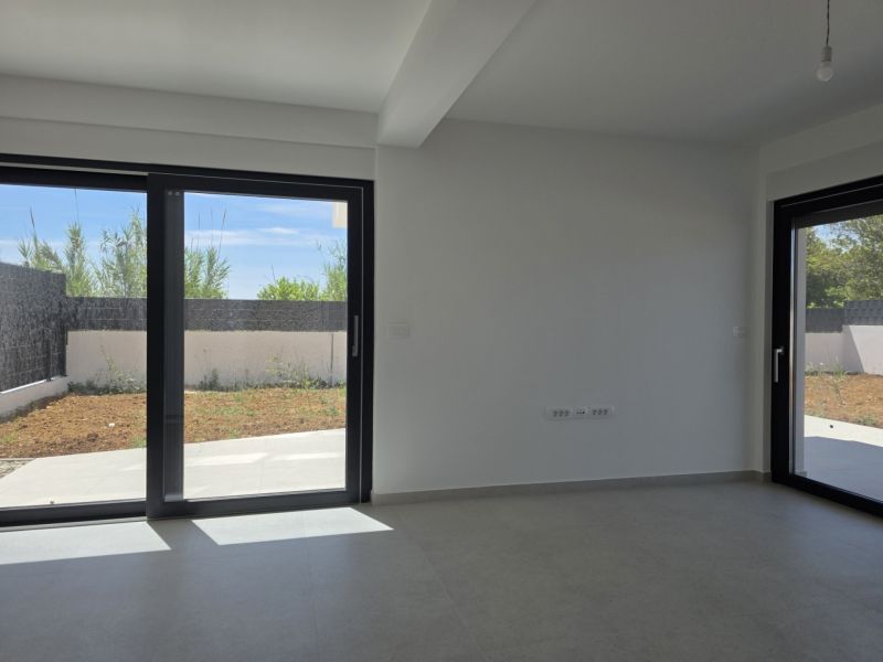 CHORVÁTSKO - Apartmán so záhradou 270 m2 - PRIVLAKA - Svetlá miestnosť v 4-izbovom byte s veľkými presklenými dverami na záhradu.