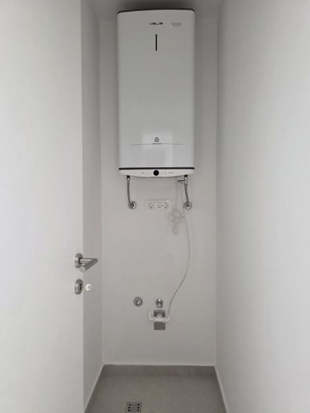CHORVÁTSKO - Apartmán so záhradou 270 m2 - PRIVLAKA - Bojler umiestnený v bielej stene v 4-izbovom byte.
