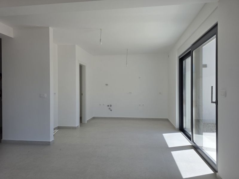 CHORVÁTSKO - Apartmán so záhradou 270 m2 - PRIVLAKA - Priestranný obývací priestor 4-izbového bytu s veľkými oknami a bielymi stenami.
