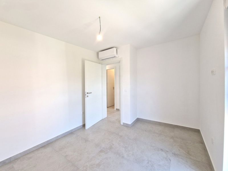 CHORVÁTSKO - Apartmán so záhradou 270 m2 - PRIVLAKA - Neutrálne zariadená miestnosť v 4-izbovom byte s klimatizáciou a keramickou podlahou.
