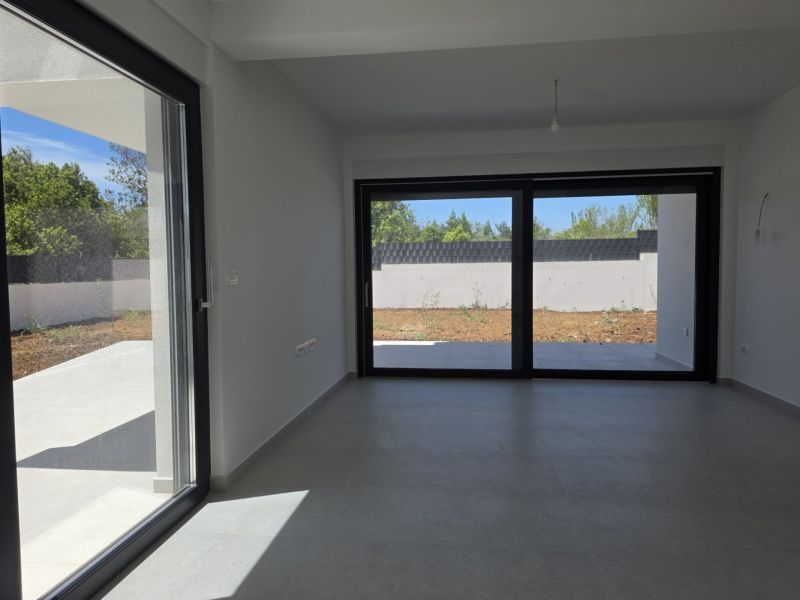 CHORVÁTSKO - Apartmán so záhradou 270 m2 - PRIVLAKA - Interiér 4-izbového bytu s veľkými presklenými dverami a výhľadom do záhrady.