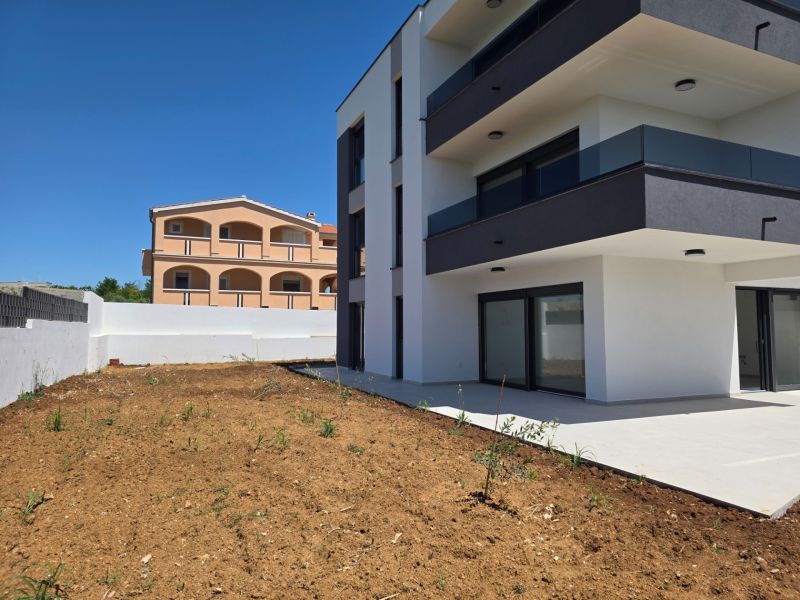 CHORVÁTSKO - Apartmán so záhradou 270 m2 - PRIVLAKA - 4-izbový byt v meste Privlaka s priestrannou záhradou a terasou.