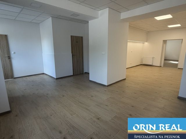 Na prenájom obchodný priestor v centre Pezinka 100m2 - Interiér obchodných priestorov s podlahou s dreveným dekorom a viacerými miestnosťami.