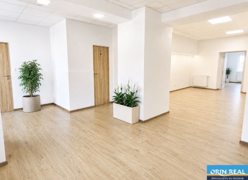 Na prenájom obchodný priestor v centre Pezinka 100m2 - Svetlé obchodné priestory s bielymi stenami a podlahou s dreveným dekorom.