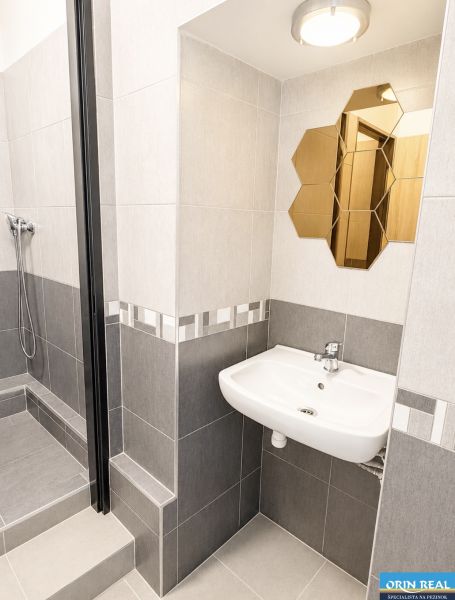 Na prenájom obchodný priestor v centre Pezinka 100m2 - Kúpeľňa v obchodných priestoroch so sprchovacím kútom a netradičným zrkadlom.