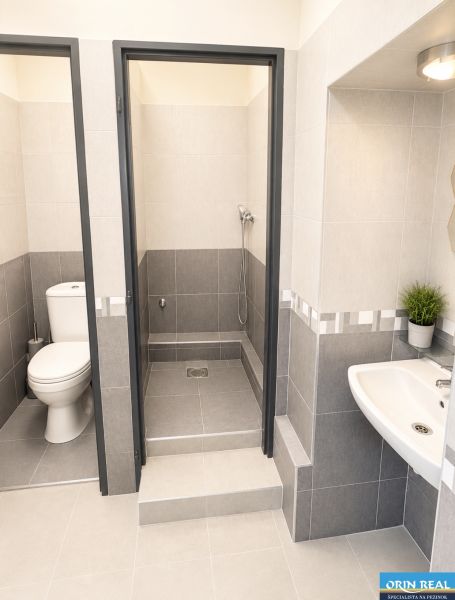 Na prenájom obchodný priestor v centre Pezinka 100m2 - Svetlá kúpeľňa s WC a sprchou v obchodných priestoroch.