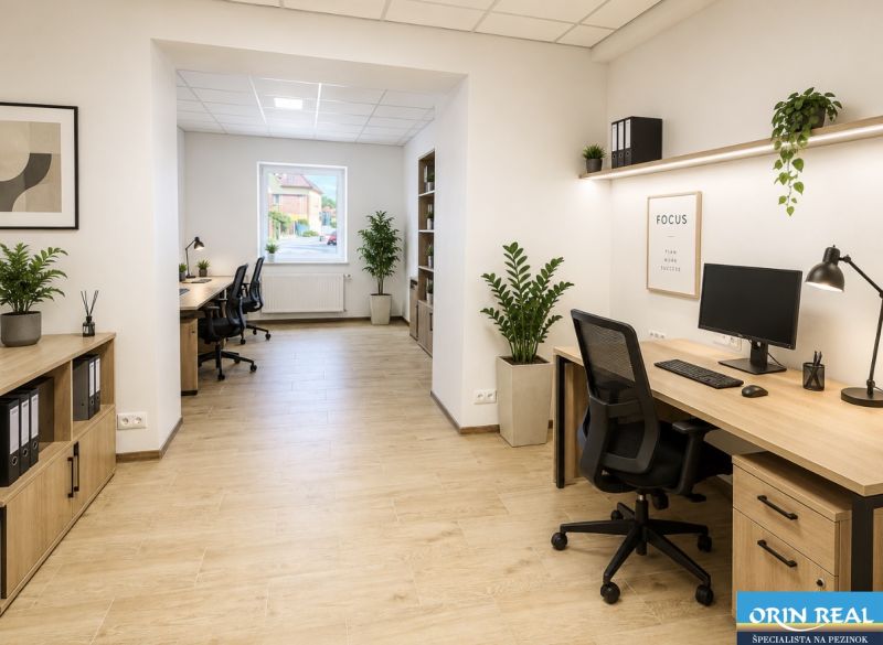 Na prenájom obchodný priestor v centre Pezinka 100m2 - Obchodné priestory so stolmi, kancelárskymi stoličkami a podlahou s dreveným dekorom.