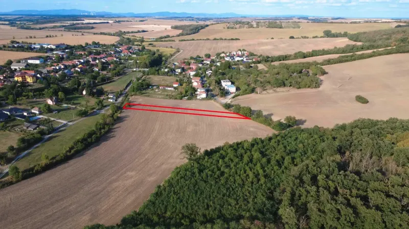 Podhájska - 2.084 m2 POZEMOK na okraji obce - Letecký pohľad na poľnohospodárske a lesné pozemky v Podhájskej obklopené dedinou a prírodou.