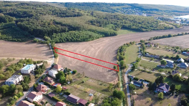 Podhájska - 2.084 m2 POZEMOK na okraji obce - Záber na poľnohospodárske a lesné pozemky v Podhájskej, obklopené domami a cestami.