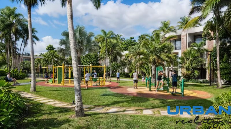 Hotelový a rezidenčný komplex THE TERRACE v Paje, Zanzibar - Detské ihrisko s palmami vo výstavbe bytov v Paje.