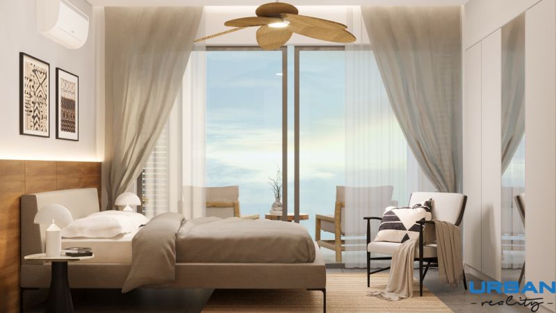 Hotelový a rezidenčný komplex THE TERRACE v Paje, Zanzibar - Svetlá spálňa v 3-izbovom byte s dekoratívnym stropným ventilátorom a veľkými oknami.