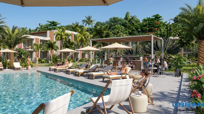 Hotelový a rezidenčný komplex THE TERRACE v Paje, Zanzibar - Relax pri bazéne so ležadlami v prostredí výstavby bytov v Paje.