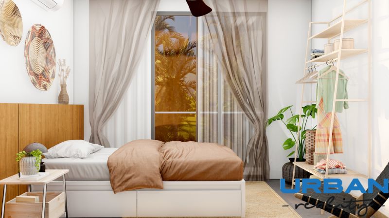 Hotelový a rezidenčný komplex THE TERRACE v Paje, Zanzibar - Izba so závesmi, posteľou a vešiakovým stojanom, podlaha s dreveným dekorom.