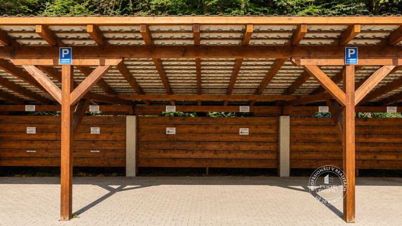 2-izbový byt s PARKOVACÍM MIESTOM lokalita CHOPOK JUH - Drevené parkovisko v Bystrej k 2-izbovému bytu, obklopené zeleňou.