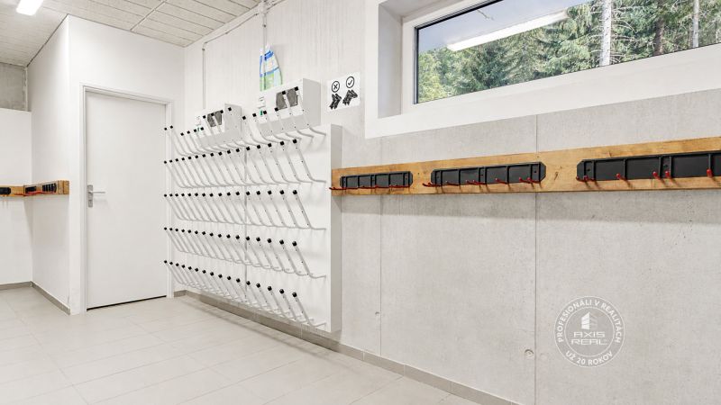 2-izbový byt s PARKOVACÍM MIESTOM lokalita CHOPOK JUH - Sušiareň na lyžiarky v 2-izbovom byte s nástennými držiakmi a oknom.