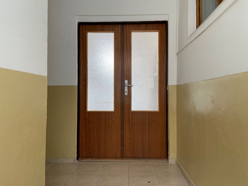Kancelársky / komerčný priestor na prenájom v centre Rimavskej Soboty - V Kanceláriách je dvojkrídlové dvere s presklením a svetlohnedými stenami.