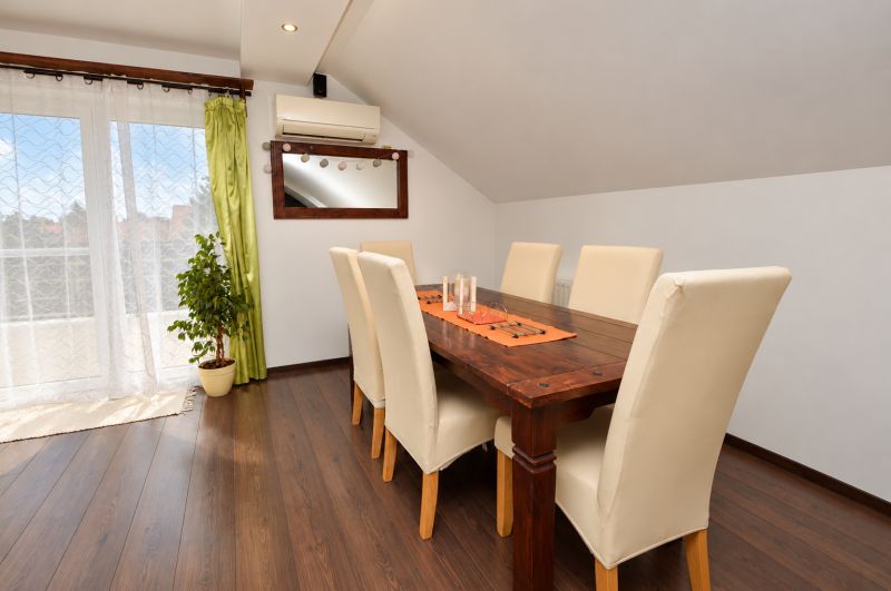Predaj 4i dom, 52 m2 garáž, 518 m2 pozemok, Mosonmagyaróvár - Jedáleň v rodinnom dome s podlahou s dreveným dekorom a veľkými oknami.