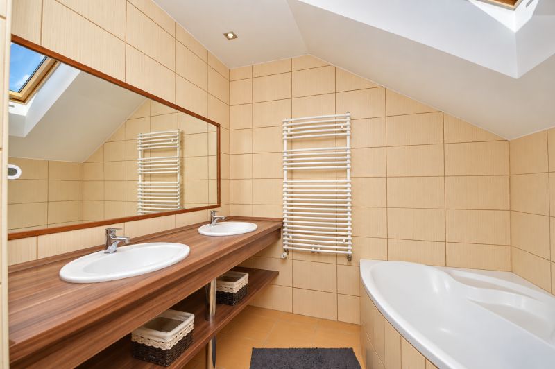 Predaj 4i dom, 52 m2 garáž, 518 m2 pozemok, Mosonmagyaróvár - Kúpeľňa s dvojitým umývadlom, zrkadlom a vaňou v podkroví rodinného domu.