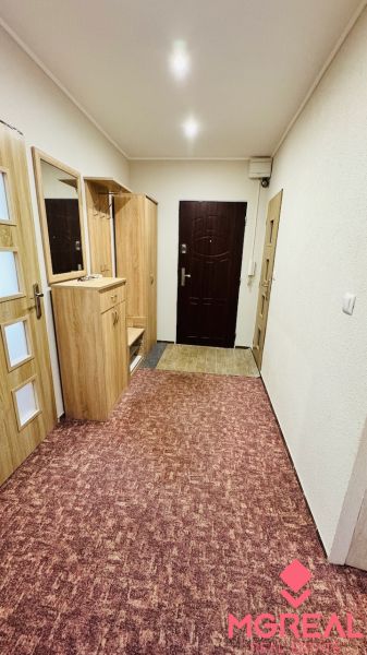 Na predaj 3 i byt 73 m2 s loggiou Partizánske – balkón, komora, špajza - Predsieň s kobercom a vstavanou skriňou v 3-izbovom byte.