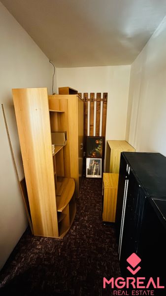 Na predaj 3 i byt 73 m2 s loggiou Partizánske – balkón, komora, špajza - Úložná miestnosť s dreveným dekorom, policami a skrinkami v 3-izbovom byte.