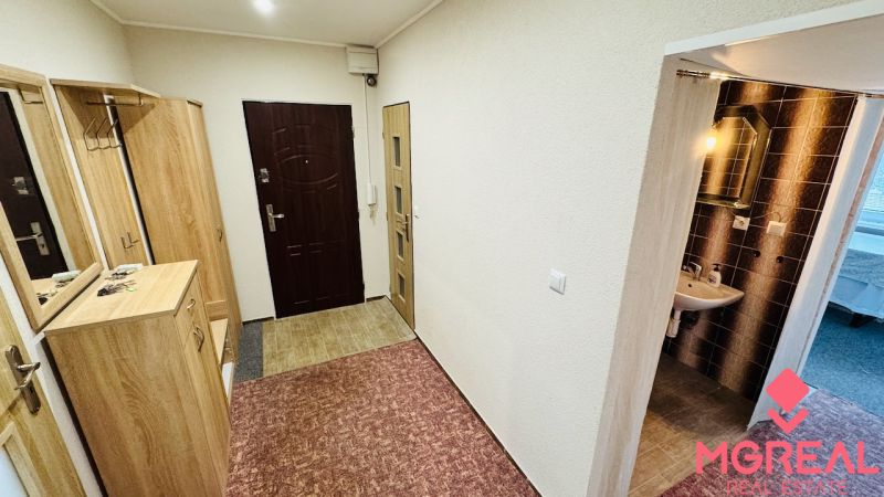 Na predaj 3 i byt 73 m2 s loggiou Partizánske – balkón, komora, špajza - Chodba v 3-izbovom byte so vstavanými skriňami a umývadlom s osvetlením.
