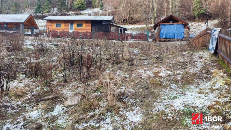 STAVEBNÝ POZEMOK NA DOM S 3 BYTOVÝMI JEDNOTKAMI, OŠČADNICA
