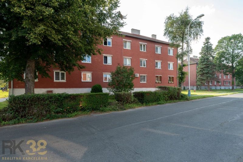 Na predaj kompletne zrekonštruovaný 1-izbový byt vo Svite - Červená tehlová budova obklopená zeleňou na ulici 9. mája v meste Svit.