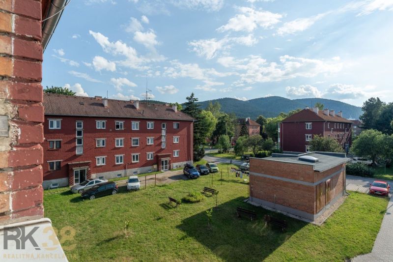 Na predaj kompletne zrekonštruovaný 1-izbový byt vo Svite - Tehlové budovy s parkoviskom a zeleňou v Svite na ulici 9. mája, ideálne pre 1-izbový byt.