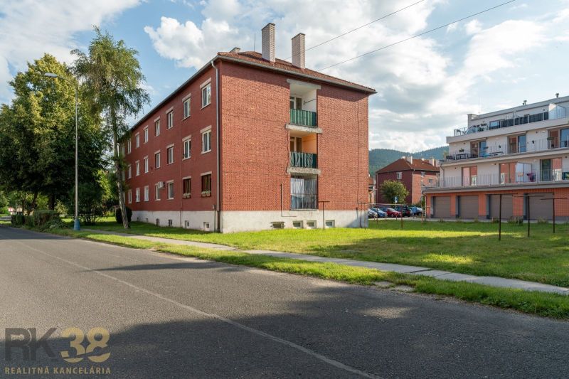 Na predaj kompletne zrekonštruovaný 1-izbový byt vo Svite - Bytový dom na ulici 9. mája v meste Svit, vedľa zeleného trávnika.