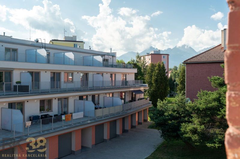 Na predaj kompletne zrekonštruovaný 1-izbový byt vo Svite - Bytový komplex na ulici 9. mája v meste Svit s výhľadom na hory.