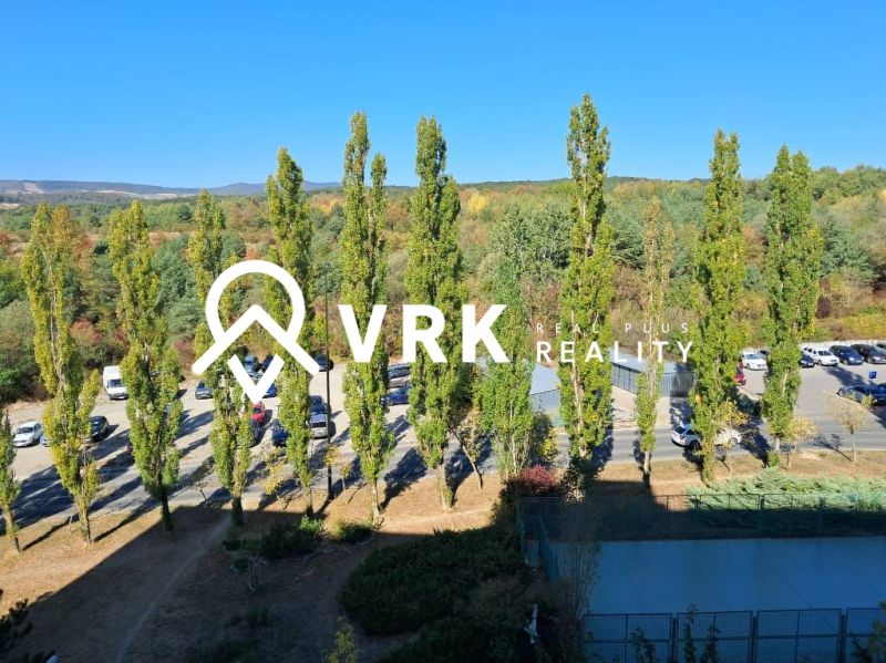 3-IZBOVÝ BYT S KLIMATIZÁCIOU – HAVANSKÁ - SÍDLISKO ŤAHANOVCE, KOŠICE - Parkovisko s roztrúsenými autami v Košiciach na ulici Havanská, lemované stromami.