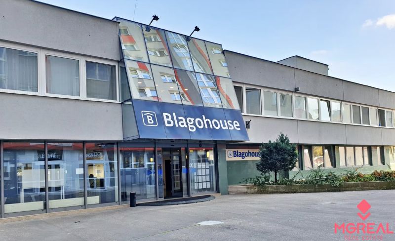 Nebytové priestory 96m2, vstup z ulice, začiatok Petržalky - Obchodné priestory na Blagoevovej ulici v Bratislave-Petržalke s nápisom Blagohouse.