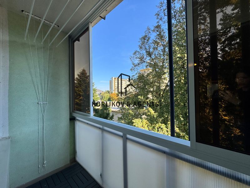 PRENÁJOM 3 izbový byt s parkovaním na Hroncovej ulici, Košice - Sever - Zastrešený balkón s výhľadom na zeleň v 3-izbovom byte, Hroncova, Košice - mestská časť Sever.