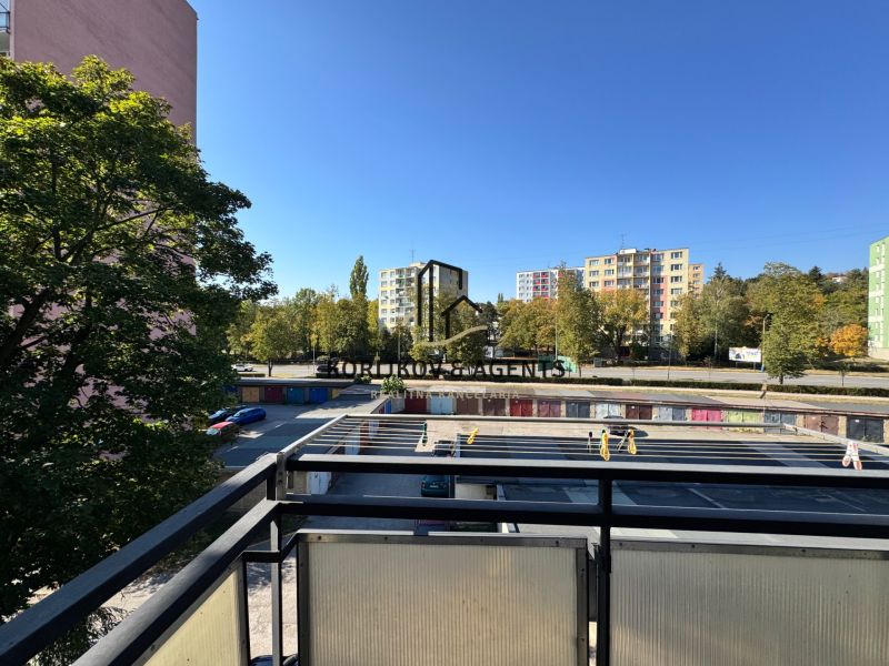 PRENÁJOM 3 izbový byt s parkovaním na Hroncovej ulici, Košice - Sever - Výhľad z 3-izbového bytu na Hroncovej ulici v Košiciach, mestská časť Sever.