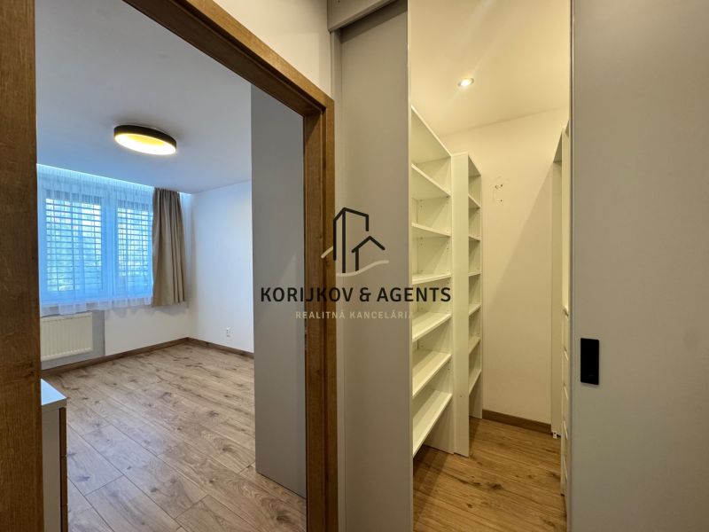 PRENÁJOM 3 izbový byt s parkovaním na Hroncovej ulici, Košice - Sever - Izba a šatník v 3-izbovom byte s podlahou s dreveným dekorom.