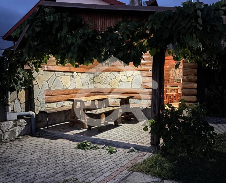Na predaj zabehnutý Apartmánový dom v Podhájskej s parkovaním - V Podhájskej na Hlbokej ulici, rekreačný apartmán ponúka vonkajšie posedenie pod viničom.