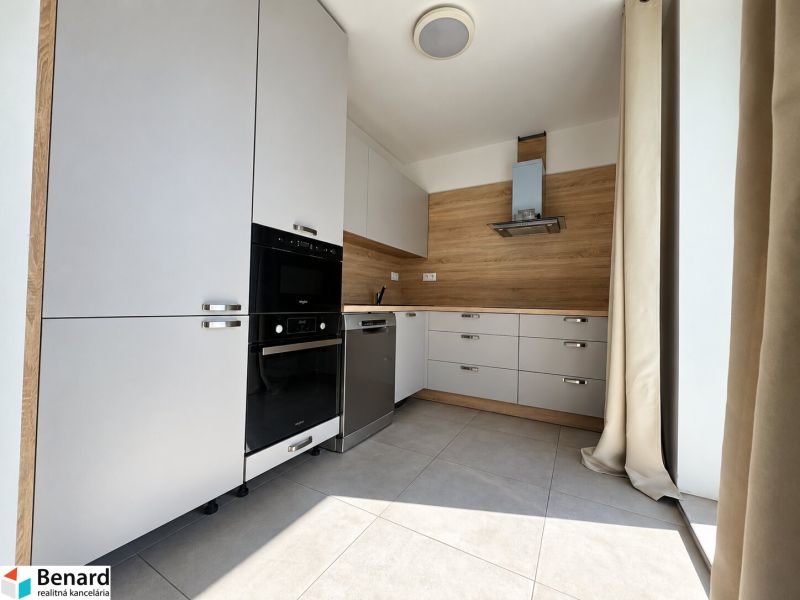 PRENÁJOM | Moderný 2-izbový byt s balkónom a parkovaním – SL