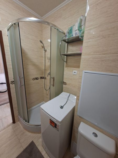 DOBRÉ REALITY-pekná garsónka na prenájom, sídl. Kopanice, Prievidza - Sprchovací kút s práčkou a toaletou v garsónke.