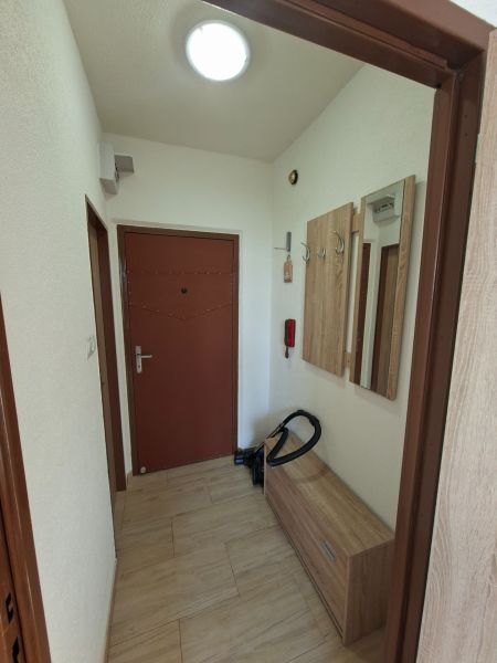 DOBRÉ REALITY-pekná garsónka na prenájom, sídl. Kopanice, Prievidza - Vstupná chodba v garsónke so skriňou a dreveným dekorom na podlahe.