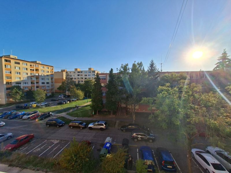 DOBRÉ REALITY-pekná garsónka na prenájom, sídl. Kopanice, Prievidza - Autá parkujú na ulici Benedikta v Prievidzi pri garsónke, slnečný deň.