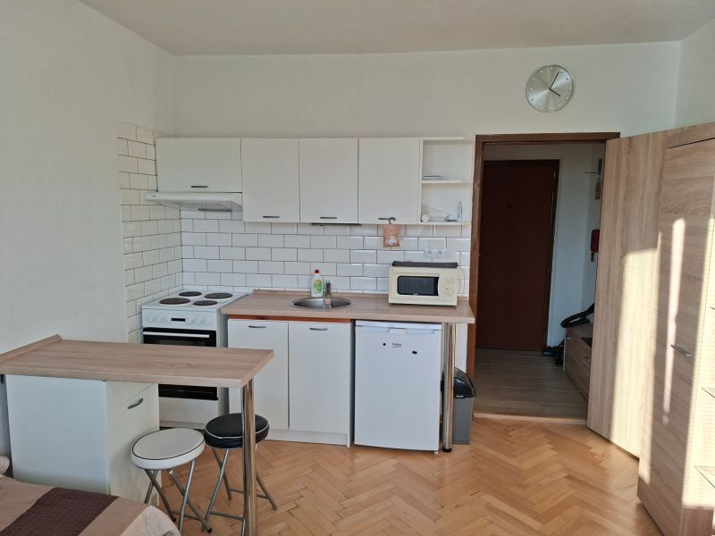 DOBRÉ REALITY-pekná garsónka na prenájom, sídl. Kopanice, Prievidza - Kuchynský kút s podlahou s dreveným dekorom v garsónke.