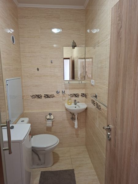 DOBRÉ REALITY-pekná garsónka na prenájom, sídl. Kopanice, Prievidza - Kúpeľňa v garsónke s obkladom a sanitou, malý umývadlo a zrkadlo.